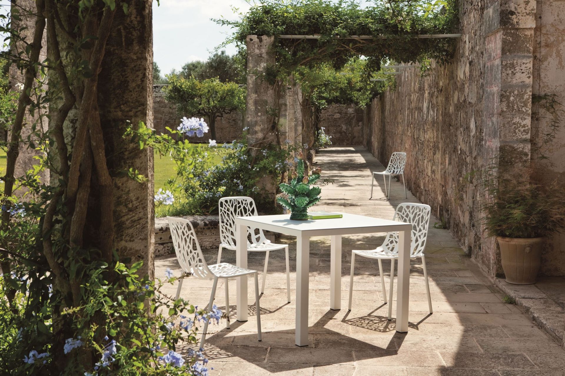 Forest Outdoor Armchair Fast white