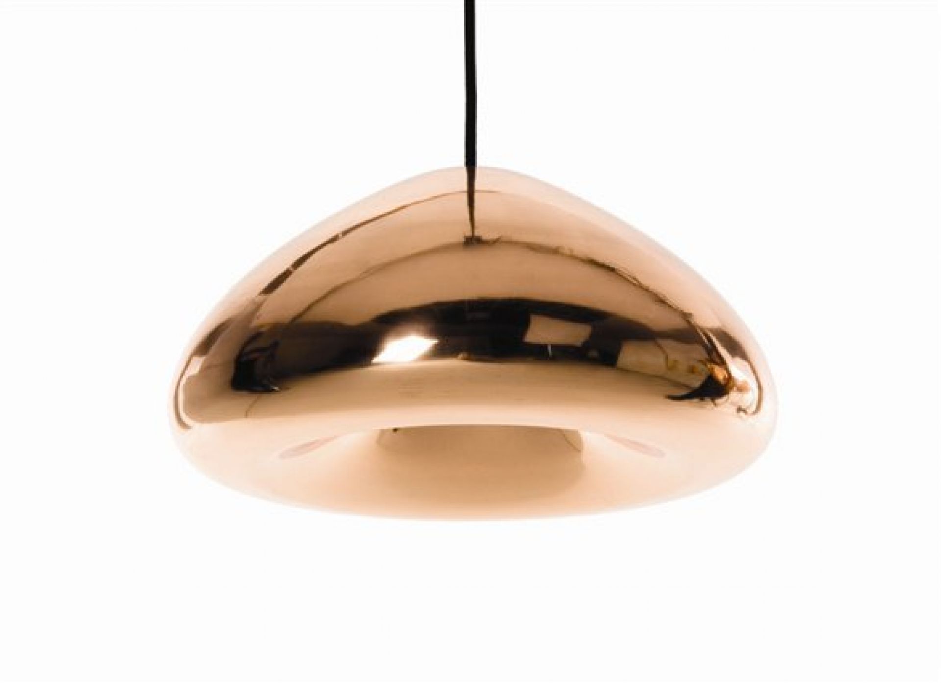 Nahaufnahme der Tom Dixon Void Pendelleuchte aus poliertem Kupfer, moderne Designerlampe.