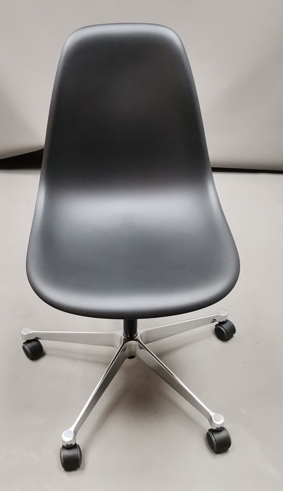Eames Plastic Side Chair PSCC swivel chair BLACK / POLISHED Vitra IMPERFECT ITEMS