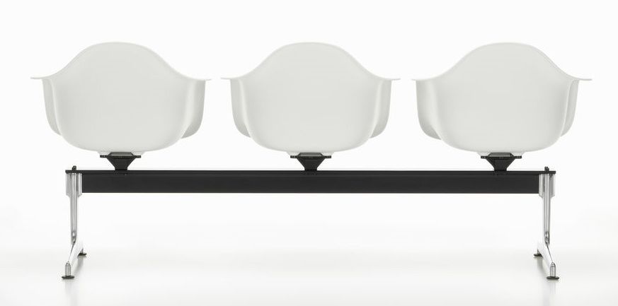 Eames Plastic Armchair RE on traverse Vitra