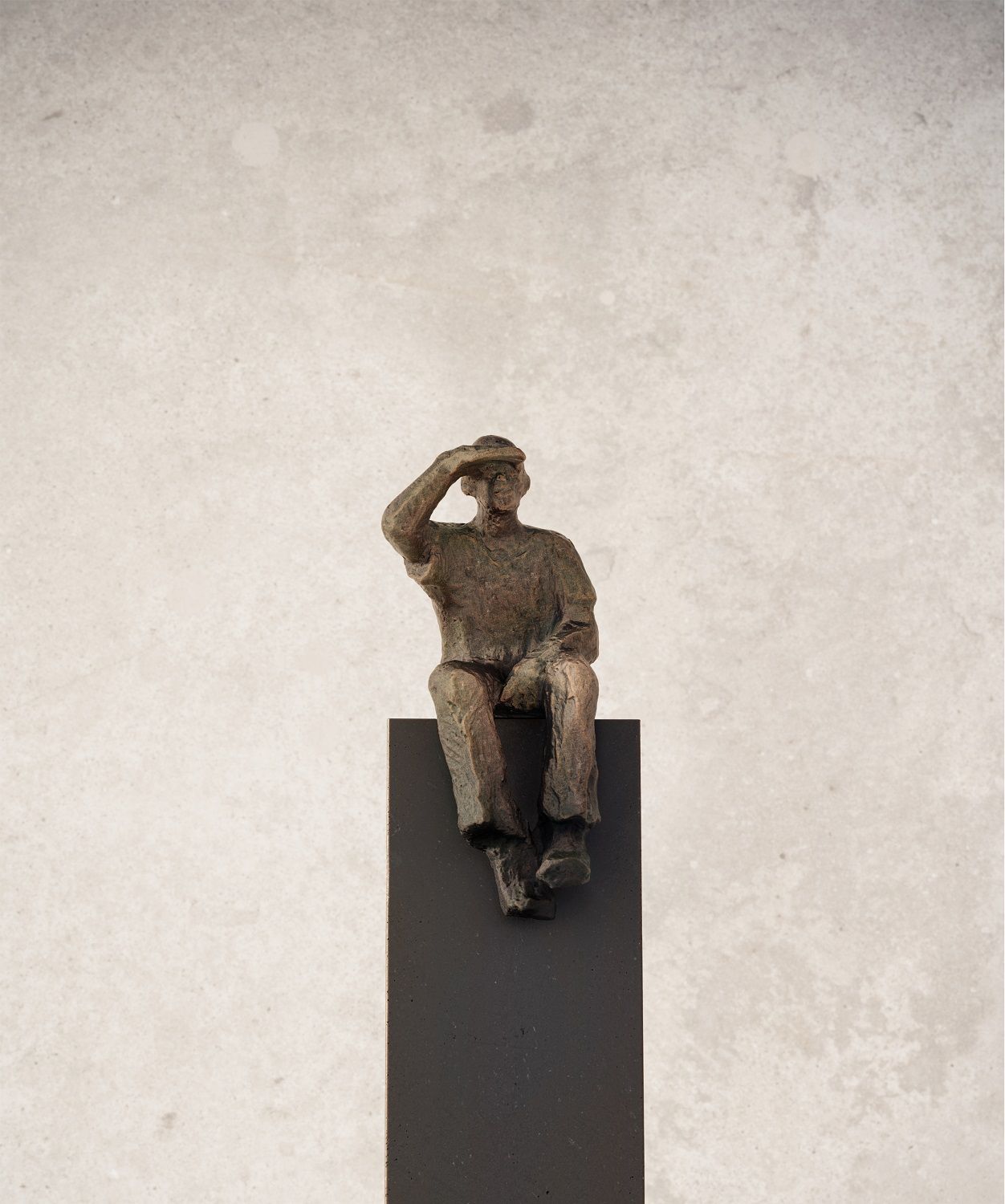 I See Floor Lamp Stele: Stehleuchte mit bronzefarbener Skulptur eines Mannes auf dunklem Sockel.