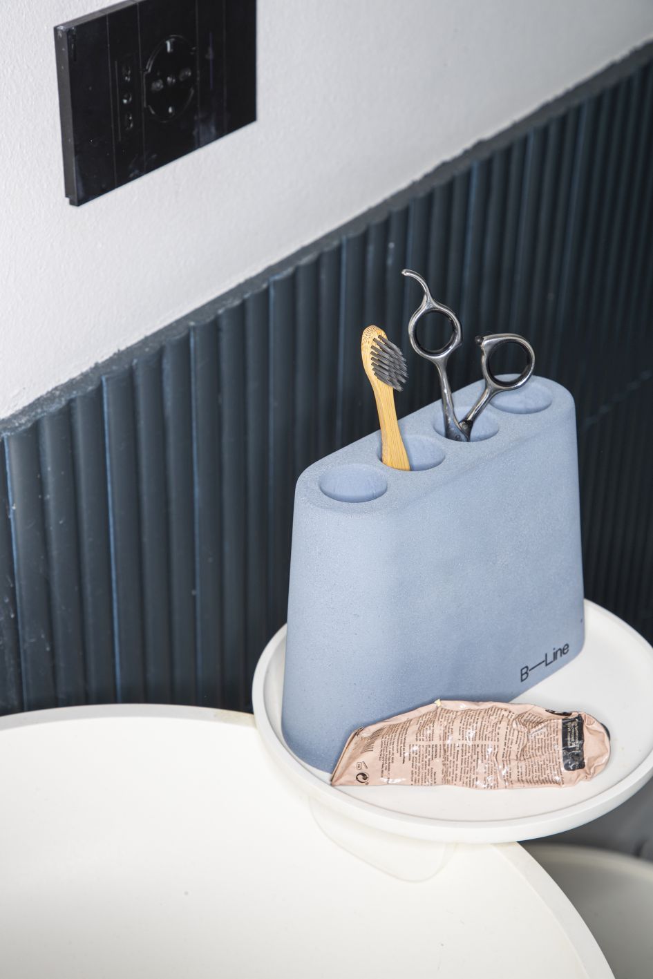 Aki Jr pen holder made of solid wood B-Line