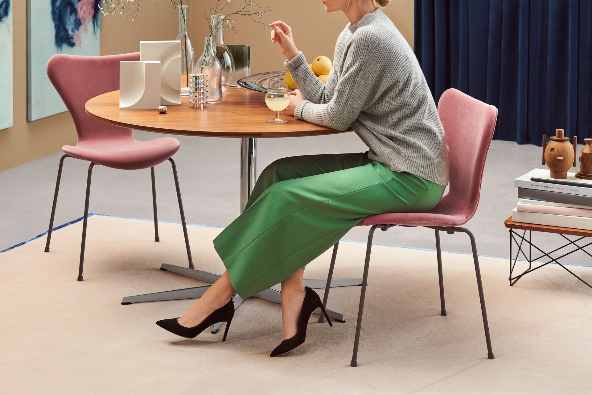 Series 7 3107 Belfast Chair fully upholstered Fritz Hansen dunkel pflaume