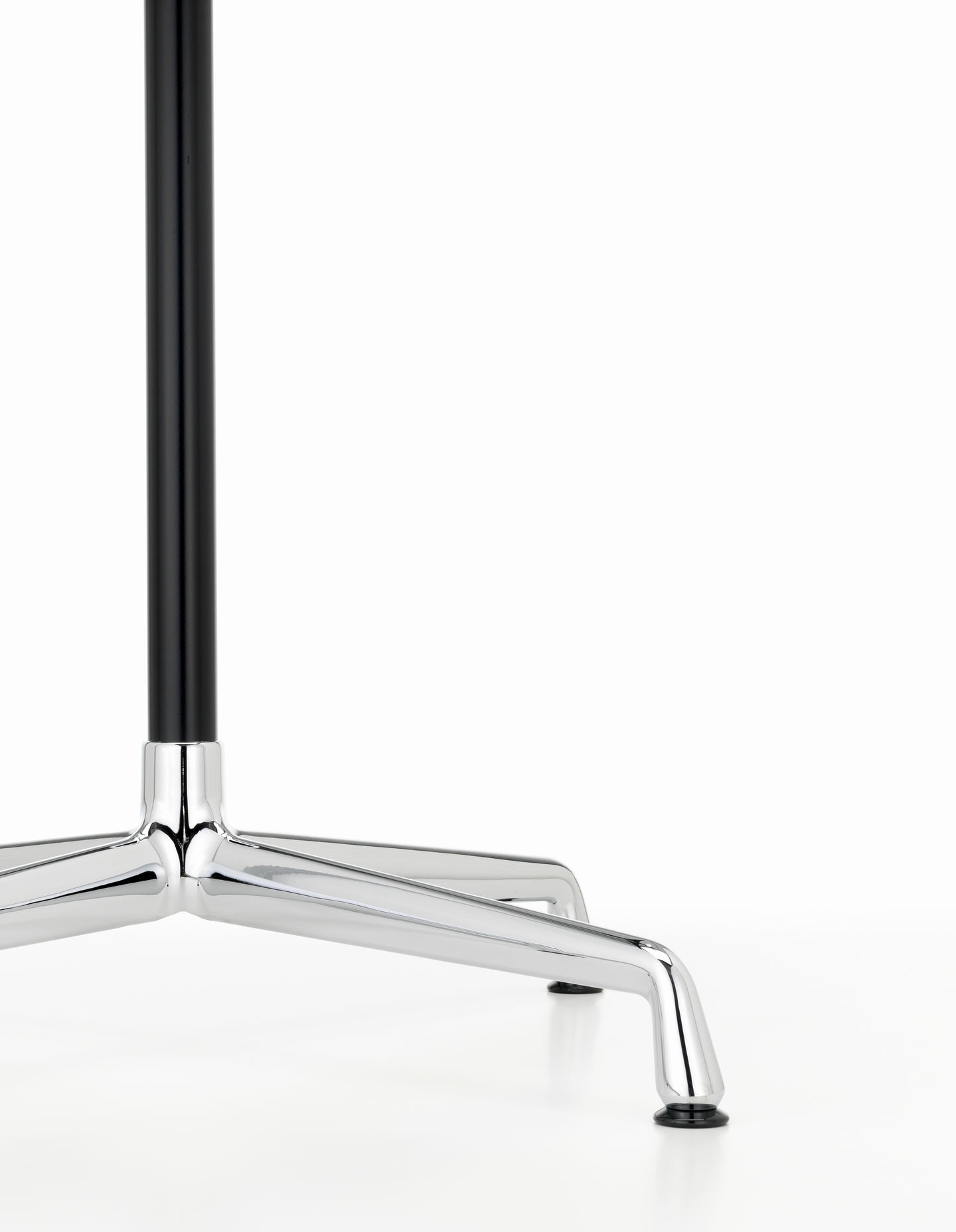 Eames Contract Tables High Standing Table Ø 70 cm Vitra