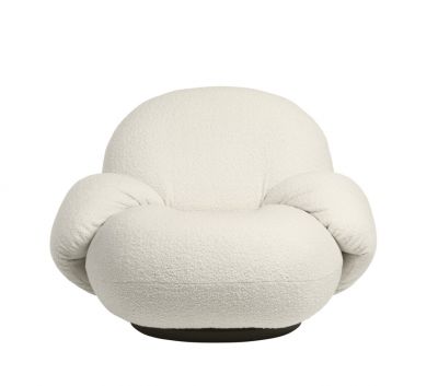 Pacha Lounge Chair Sessel von Gubi mit Armlehnen und schwarzem Drehfuß, Bezug Dedar Karakorum.