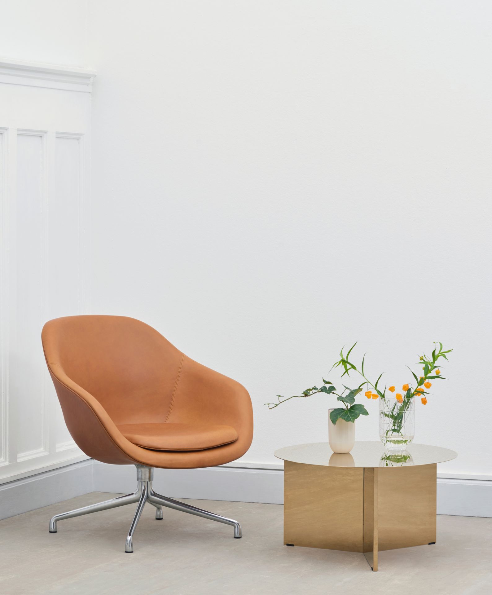 About a Lounge AAL 81 / AAL81 Swivel chair Hay
