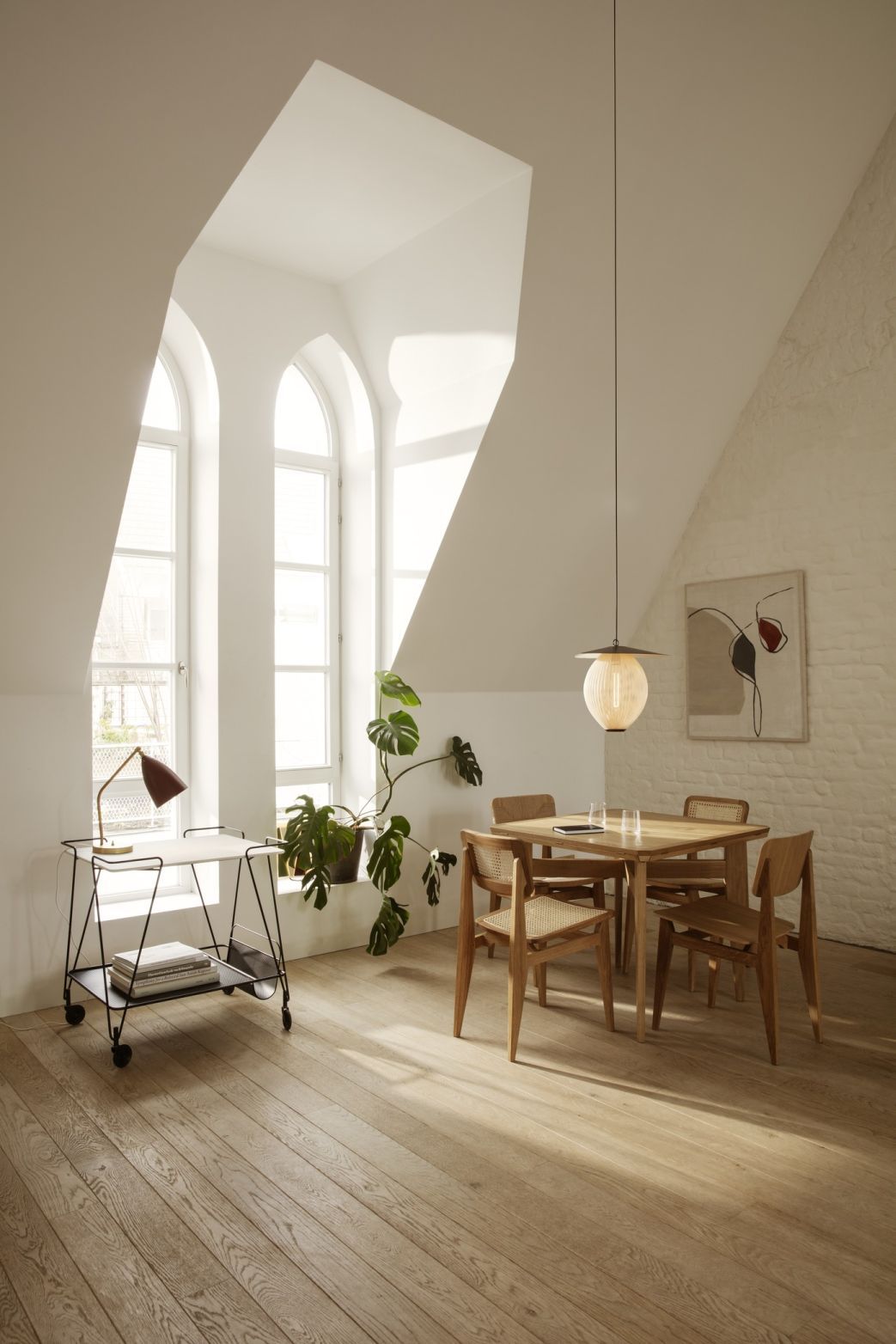B-Table extendable dining table Gubi