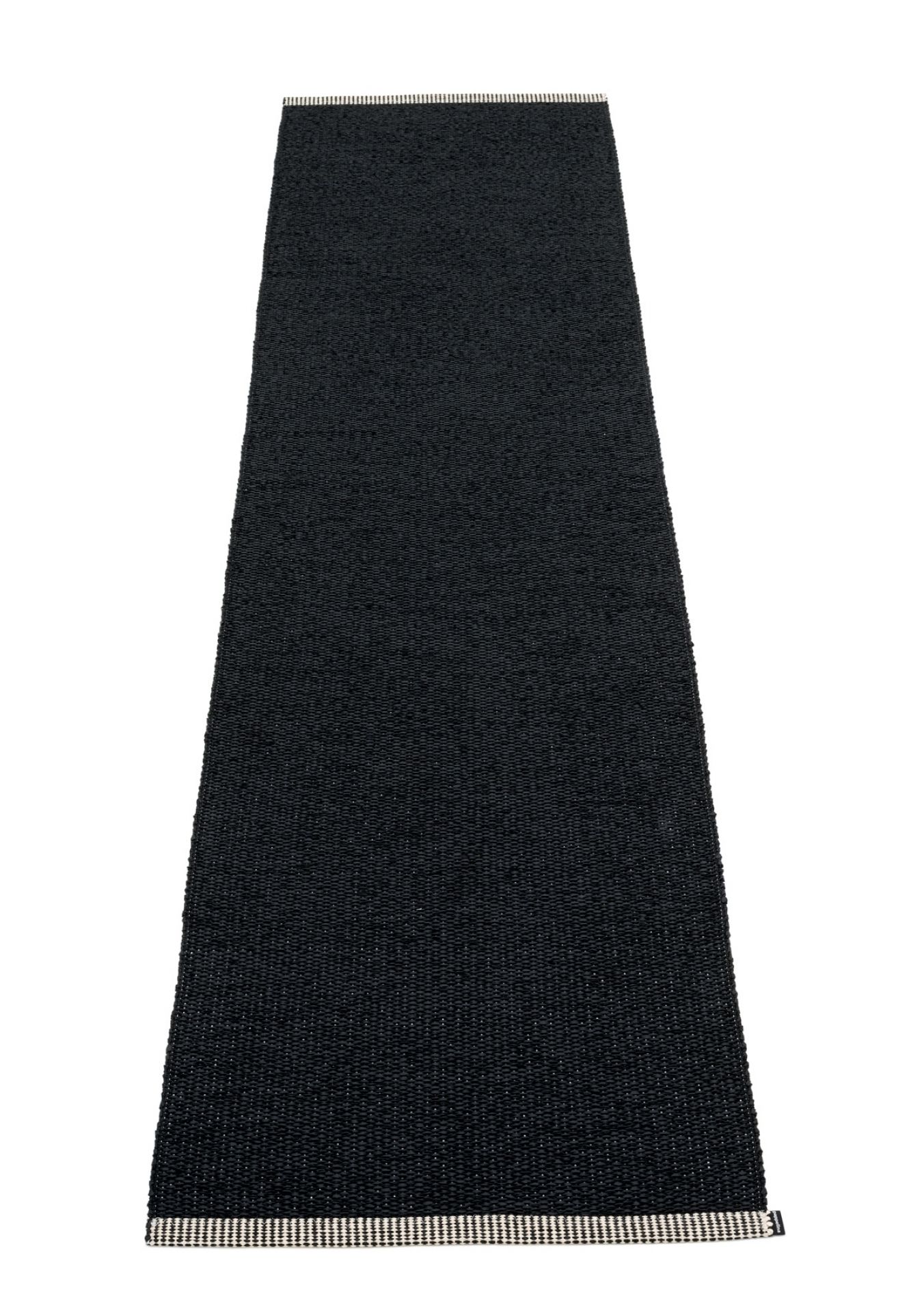 Schwarzer Pappelina Kunststoffteppich Mono, 60x250 cm, Detailaufnahme des gewebten Teppichs für Innen und Außen.