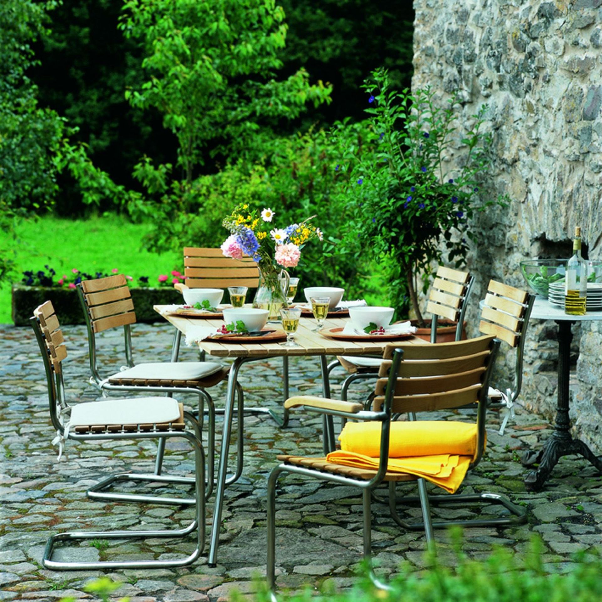 S 1040 garden table Thonet