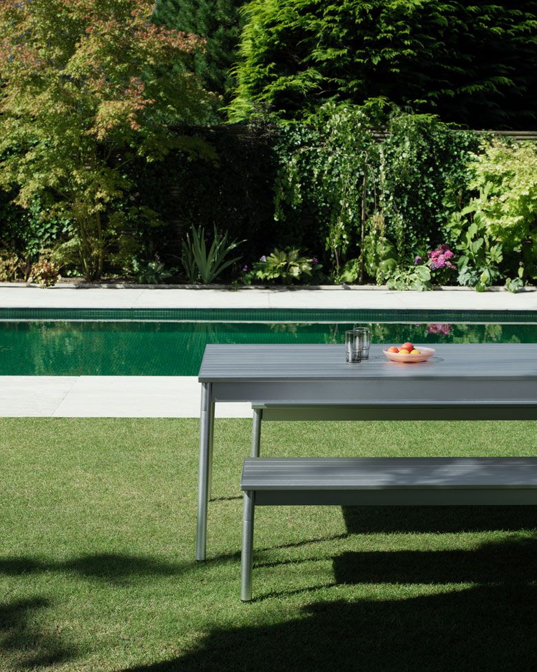 Normann Copenhagen Ex Bank Outdoor Gartenmöbel Set aus Tisch und Bank am Pool.