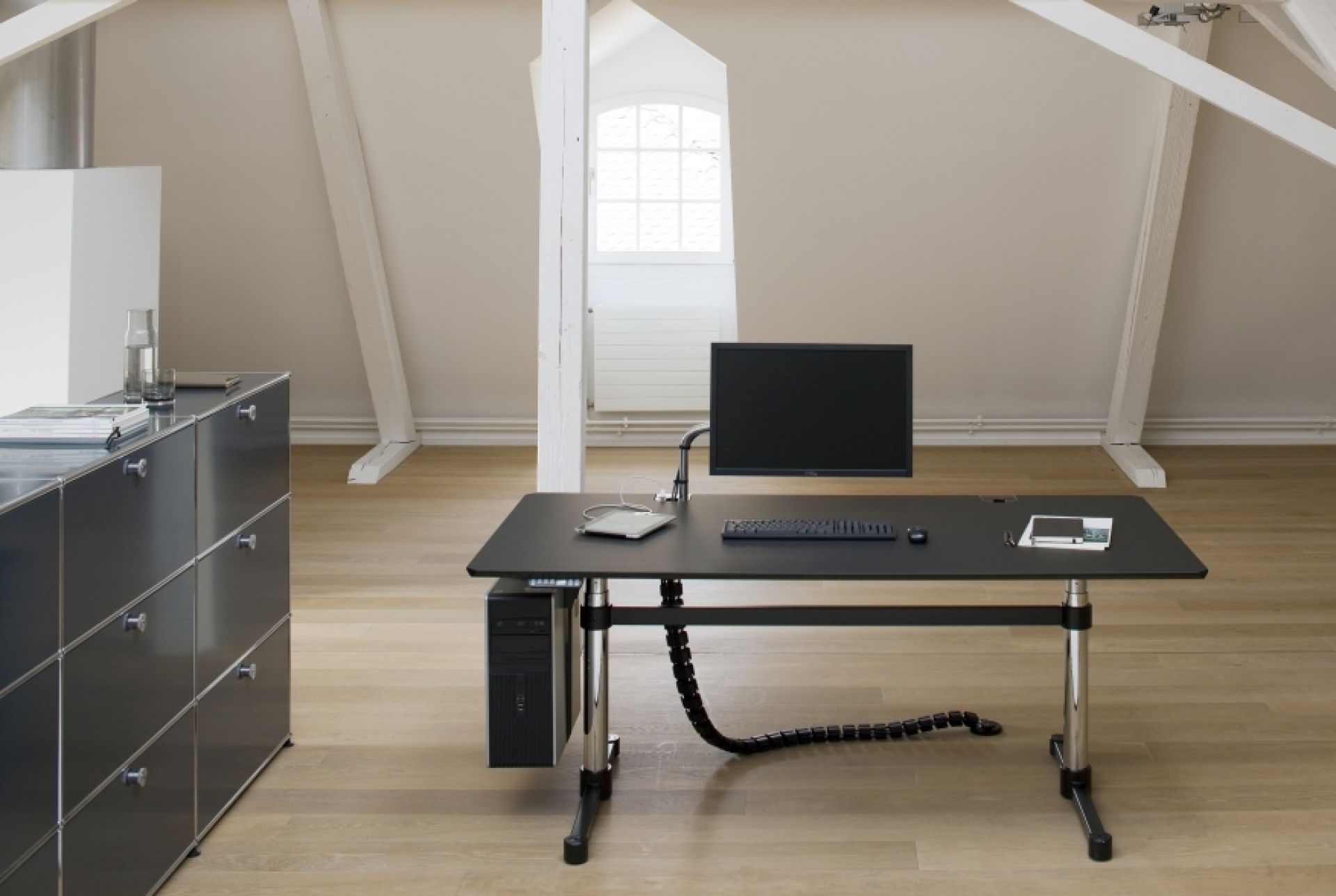 USM Haller Kitos M Desk QUICK SHIP