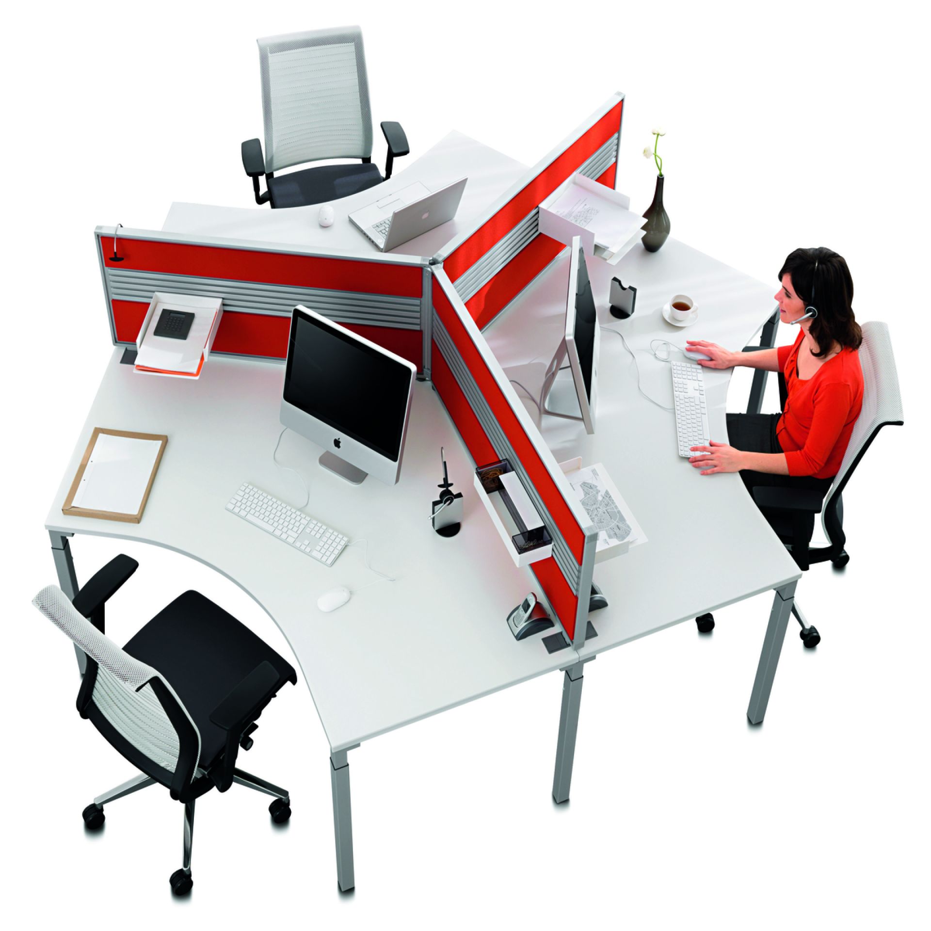 Büro mit mehreren Steelcase Kalidro Schreibtischen, höhenverstellbar, mit Computern und Büromaterial.