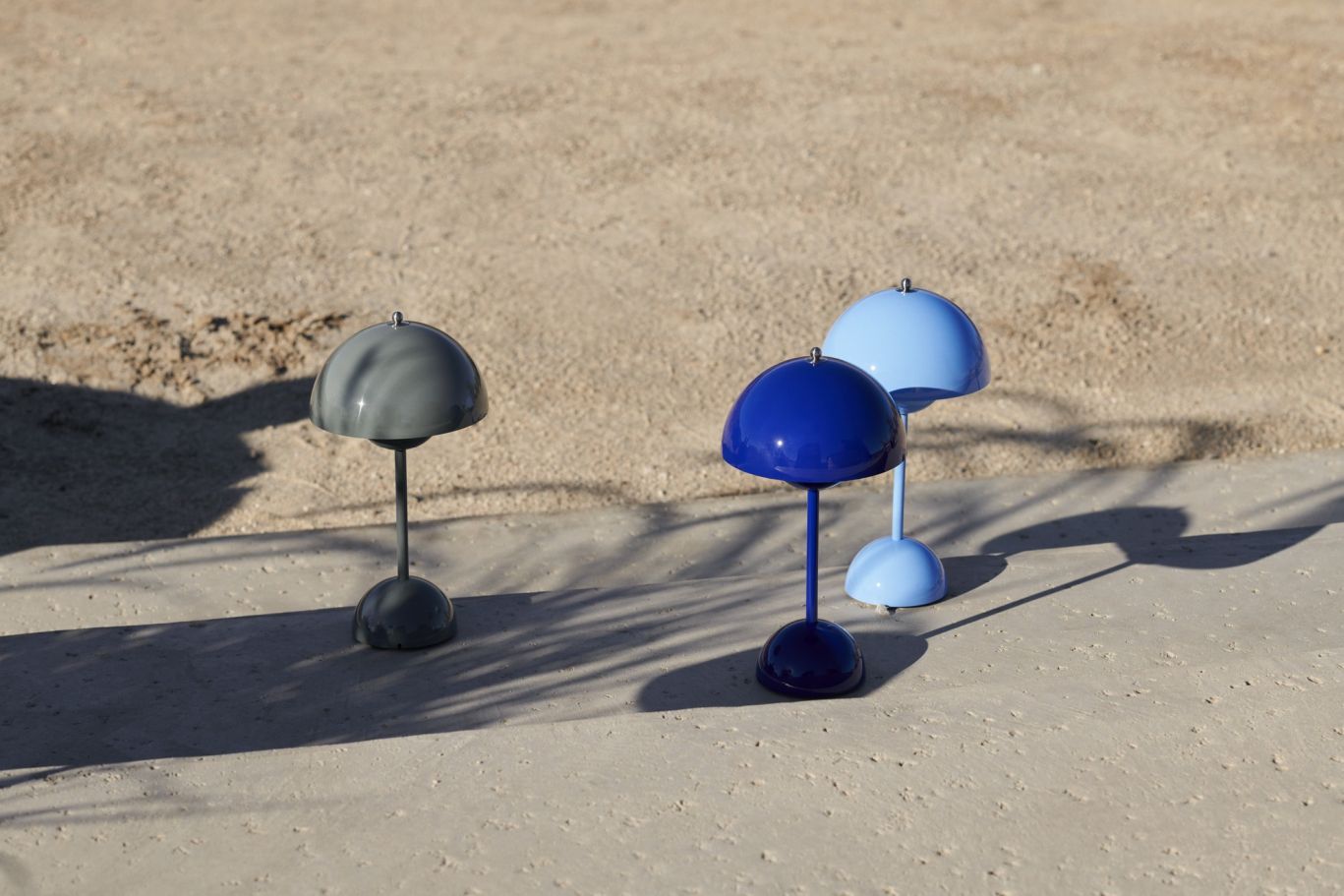 Flowerpot VP9 Portable Battery lamp / Table lamp with USB AndTradition Swim blue