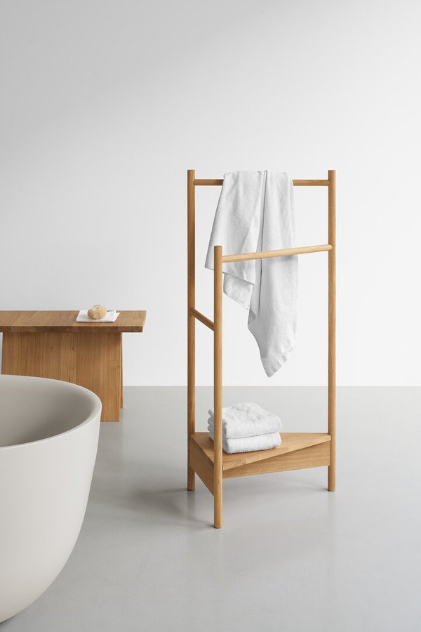 e15 Bank EK03 aus Eiche mit Handtüchern im modernen Badezimmer, minimalistisches Design.