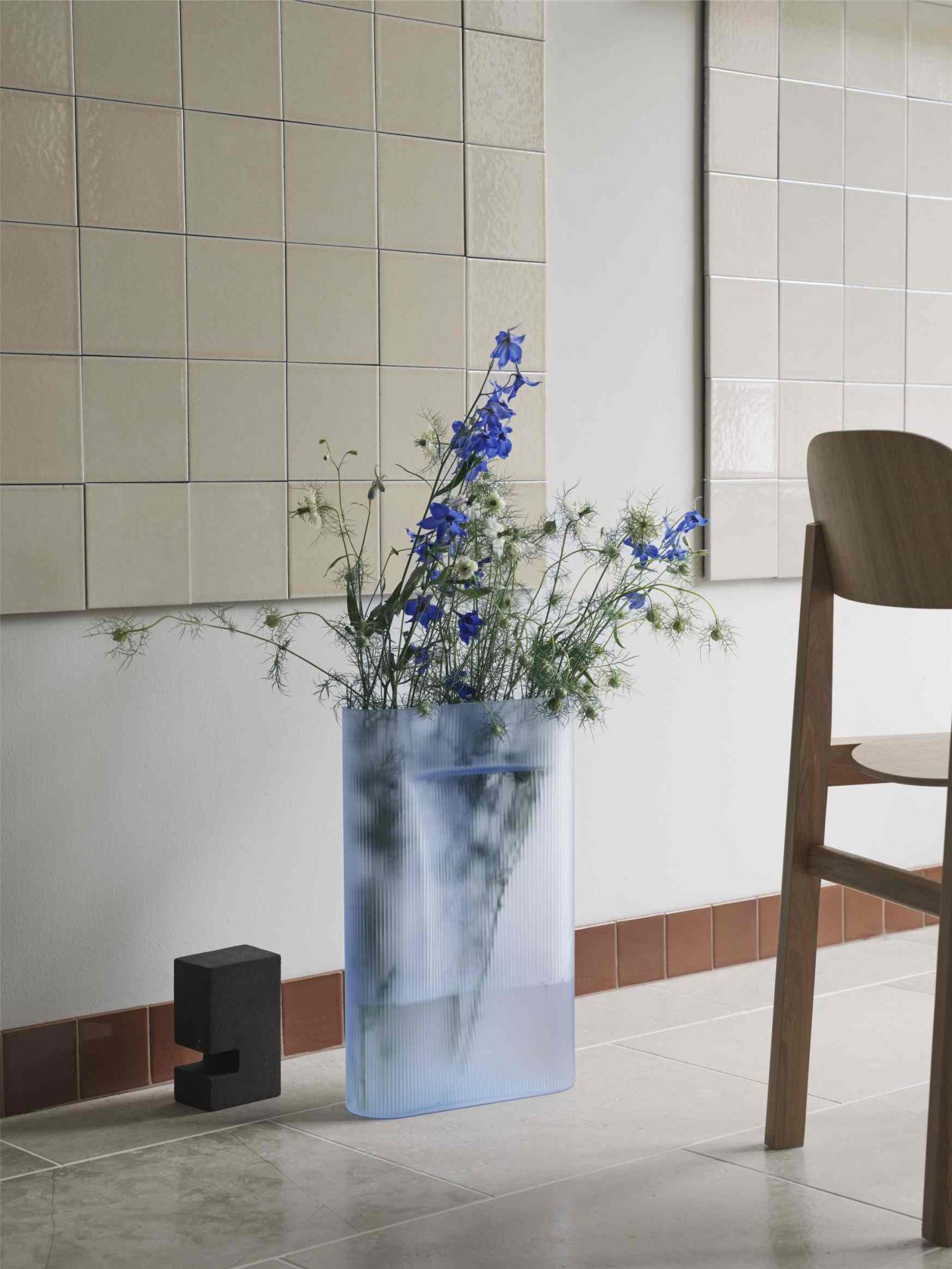 Ridge Vase Muuto Frosted glass Light blue H 35 cm Ridge Vase Muuto Frosted glass Light blue H 35 cm