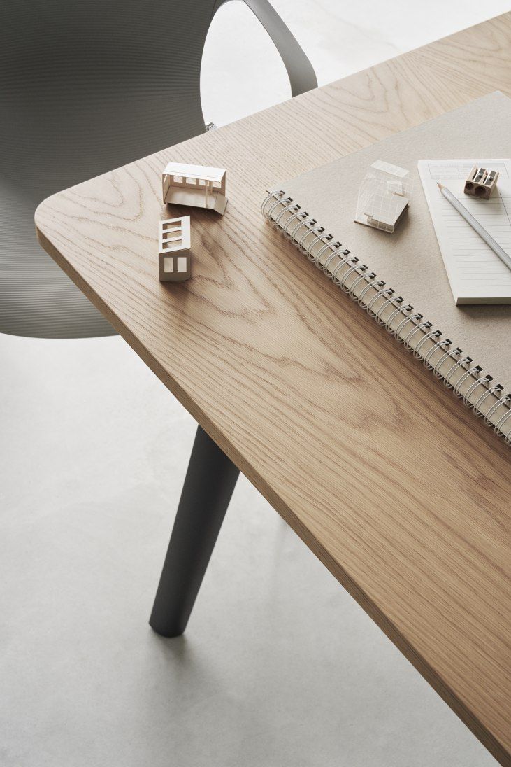 Pluralis table Fritz Hansen
