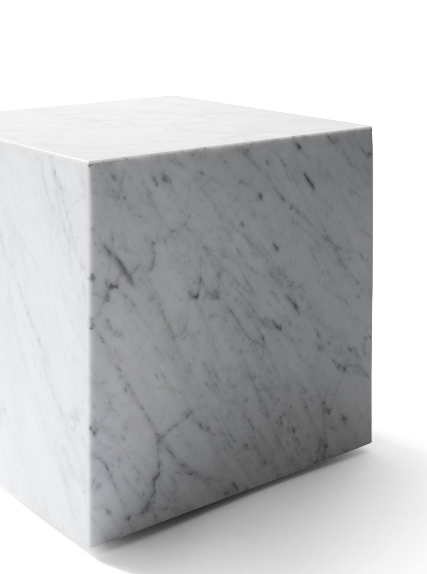 Nahaufnahme des Plinth Cubic Beistelltisches aus weißem Carrara Marmor. Moderner Marmor Beistelltisch für Wohnzimmer.
