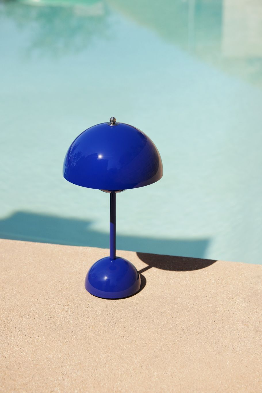 Flowerpot VP9 Portable Battery lamp / Table lamp with USB Cobalt blue AndTradition SINGLE PIECES