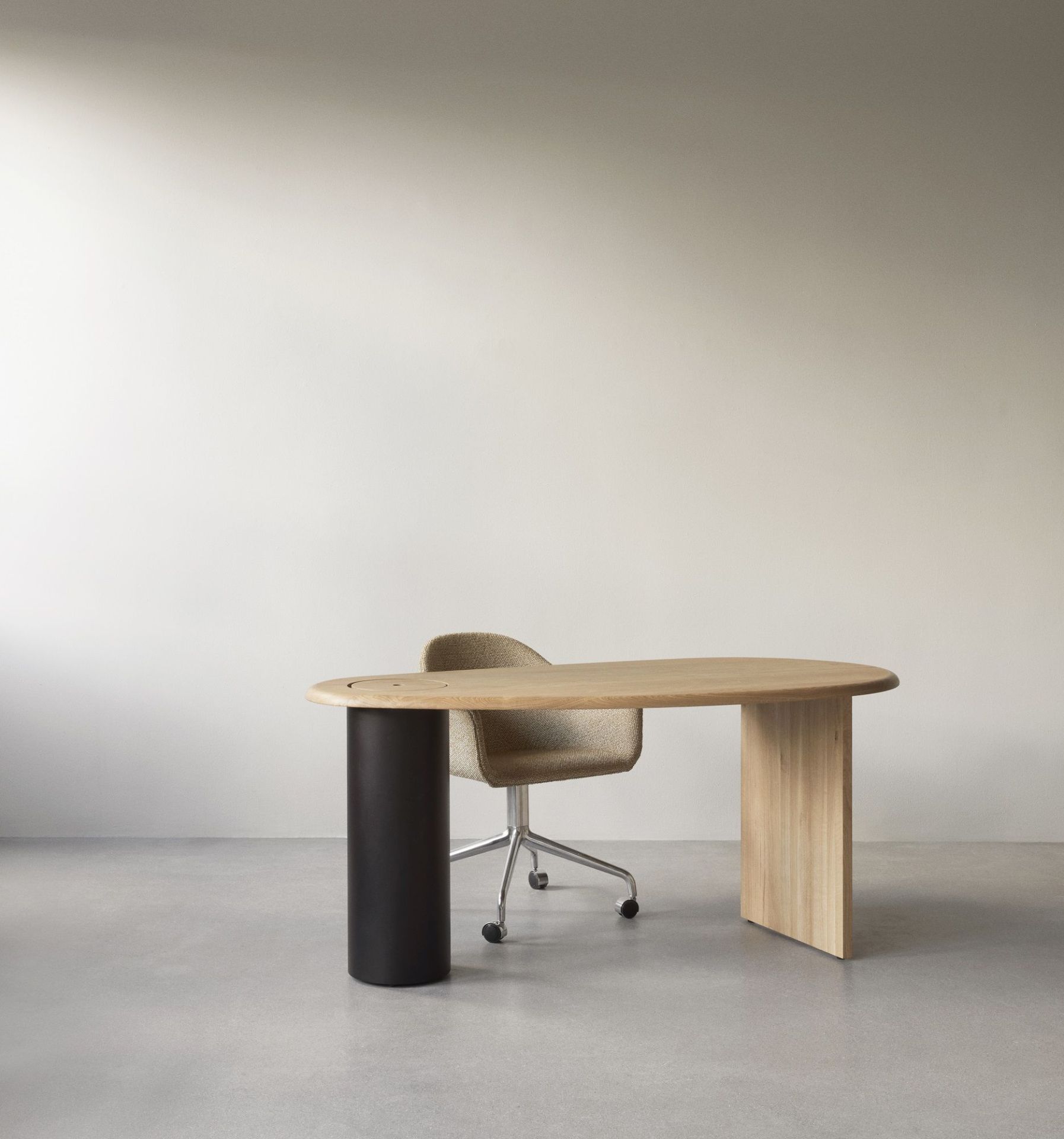 Audo Copenhagen Eclipse Desk aus hellem Holz mit schwarzem Bein und Bürostuhl.
