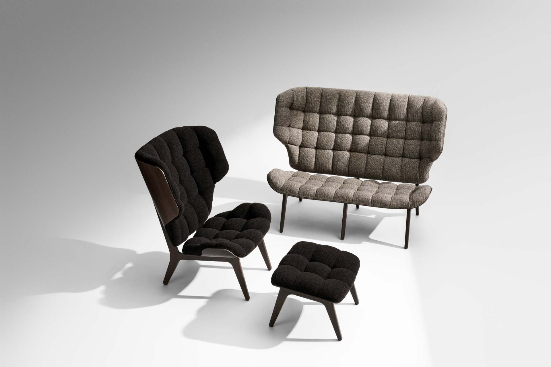 NORR11 Mammoth Chair Sessel in Schwarz und Grau mit passendem Hocker und Sofa.