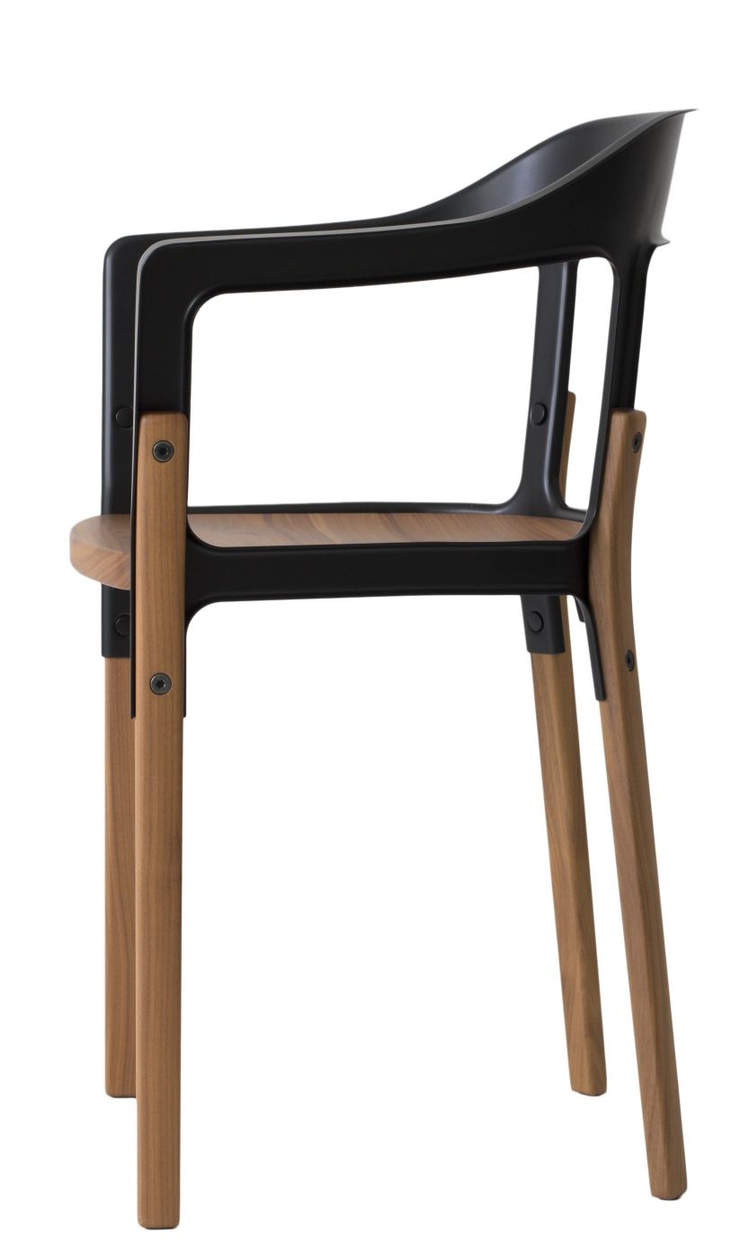 Magis Steelwood Chair Stuhl, Seitenansicht, schwarze Kunststoffschale, Sitzfläche und Beine aus hellem Holz.