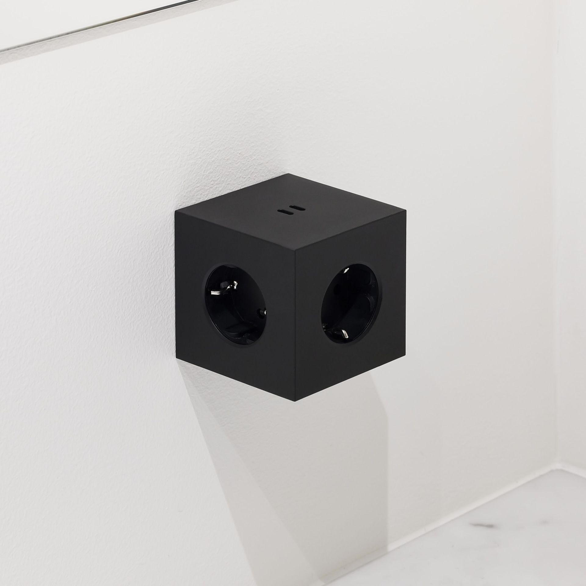 Square 2 - Avolt Socket Cube with USB-C dfp Design 