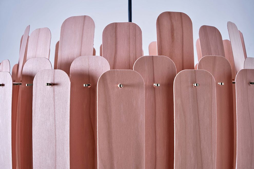 Detailaufnahme der Maruja Pendelleuchte von LZF Lamps in Hellrosa, Holzlamellen Design.