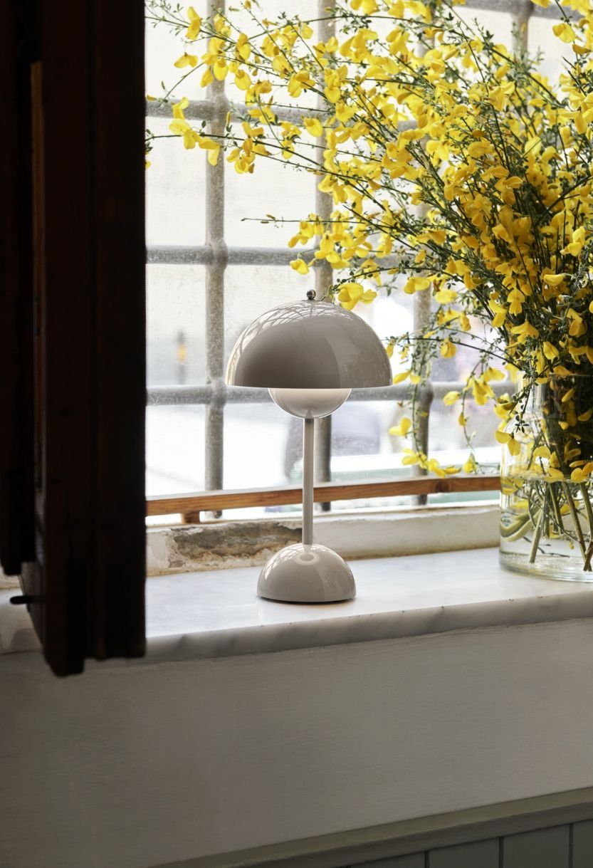 Flowerpot VP9 Portable Battery lamp / Table lamp with USB AndTradition Grey beige