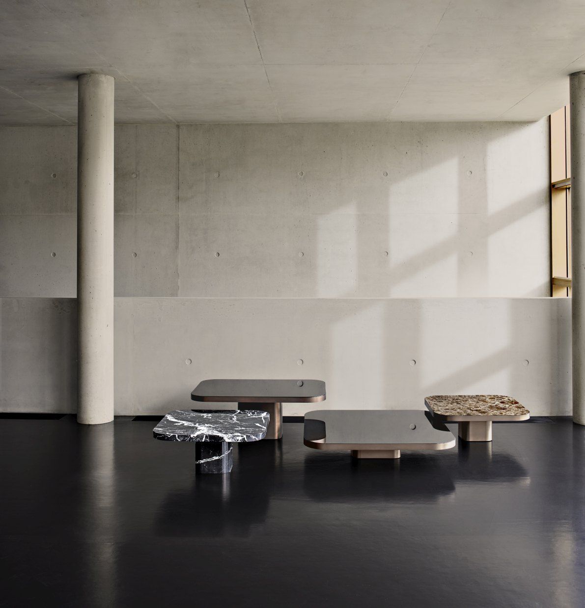 ClassiCon Bow Coffee Table No. 3: Vier moderne Couchtische aus Marmor und Glas in minimalistischem Raum.