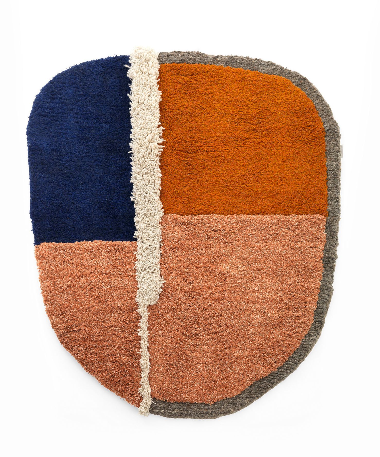 Ames Nudo Teppich, großes Format, mit geometrischem Muster in Blau, Orange und Beige.
