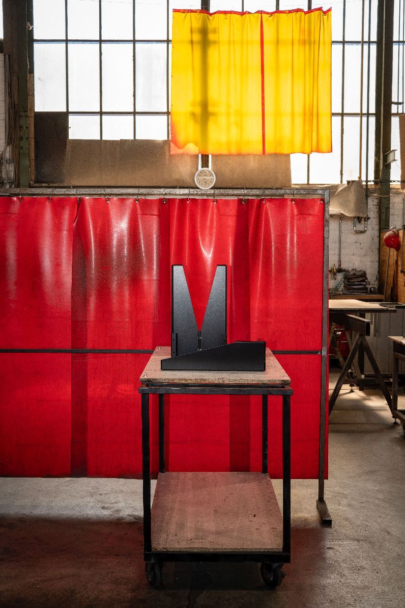 Backenzahn Steel Stool/Side Table e15