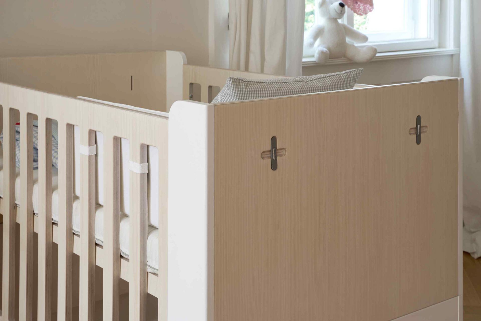 Familie Garage (baby) crib Richard Lampert