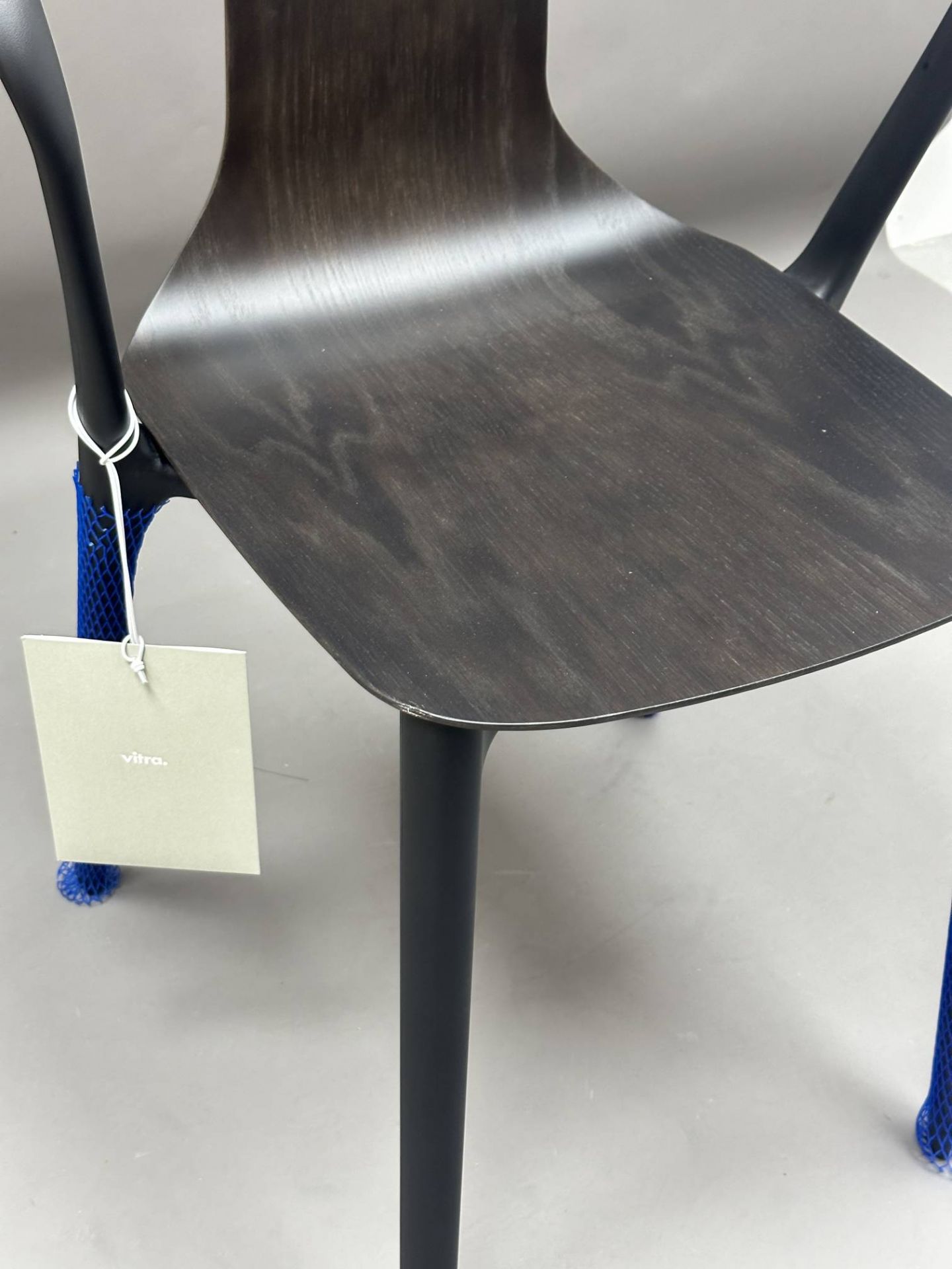 Belleville Armchair Wood chair FRAME DEEP BLACK / SEAT CUP OAK DARK Vitra MÄNGELEXEMPLAR