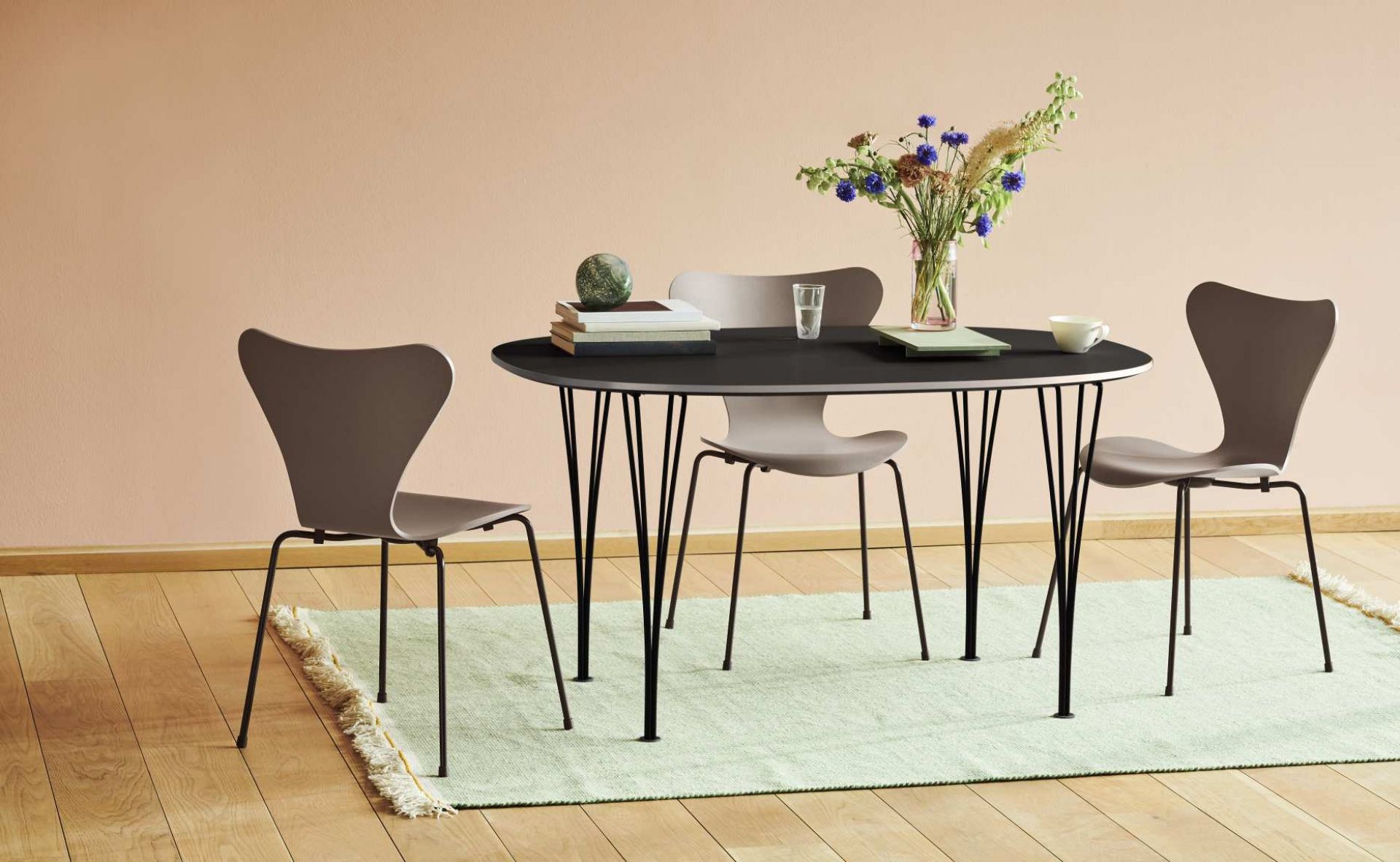 Table Series Super Elliptical extending Fritz Hansen