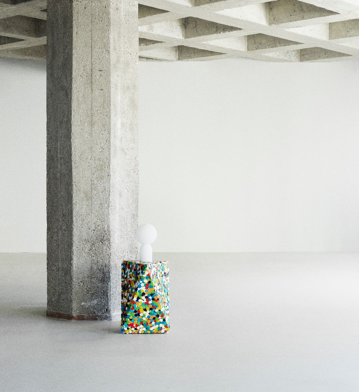 Delta Proust Beistelltisch von Normann Copenhagen, mehrfarbig, neben einer Lampe und einem Betonpfeiler.