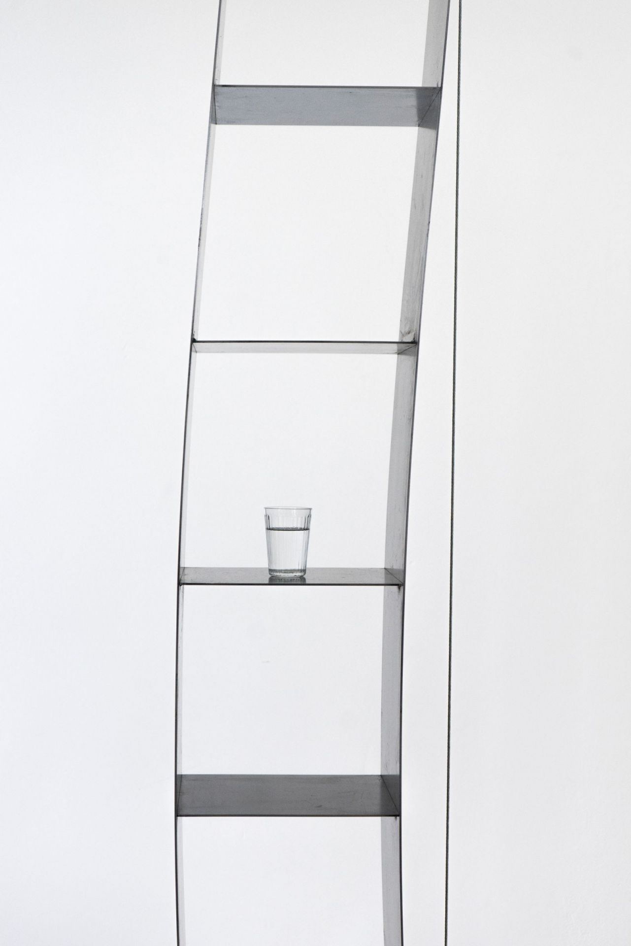 Gespanntes Regal Shelf Nils Holger Moormann