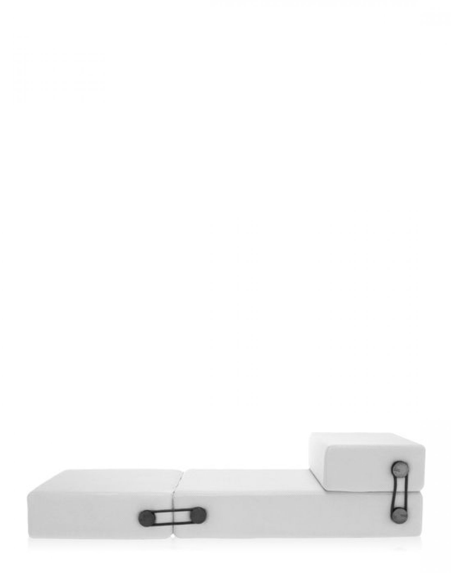 Weißes Trix Bett von Kartell, multifunktionales Möbelstück als Sessel, Chaise Longue oder Gästebett.