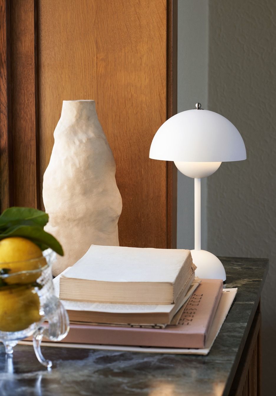Flowerpot VP9 Portable Battery lamp / Table lamp with USB AndTradition White matt