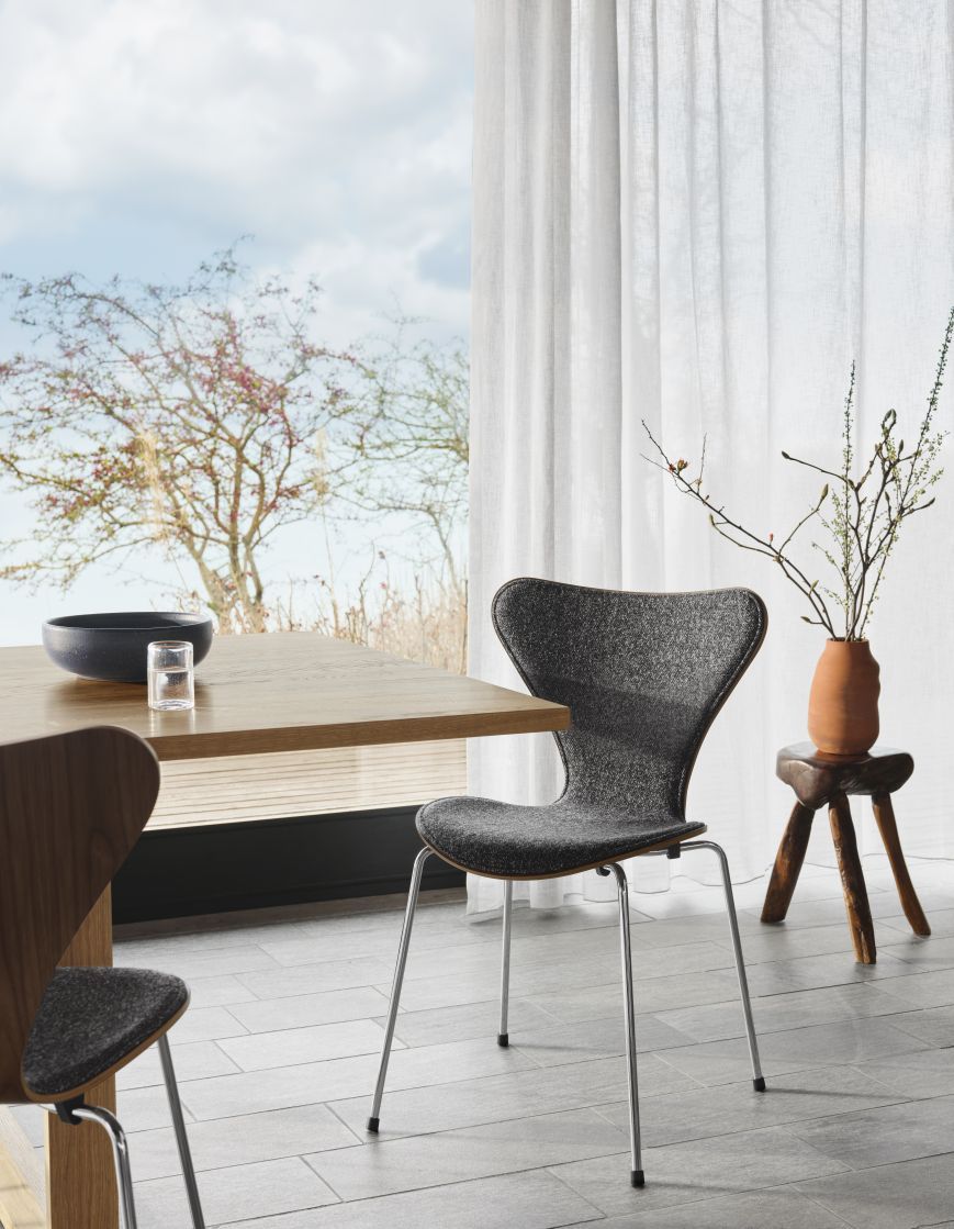 Seven / Series Chair 3107 Fritz Hansen anniversary model