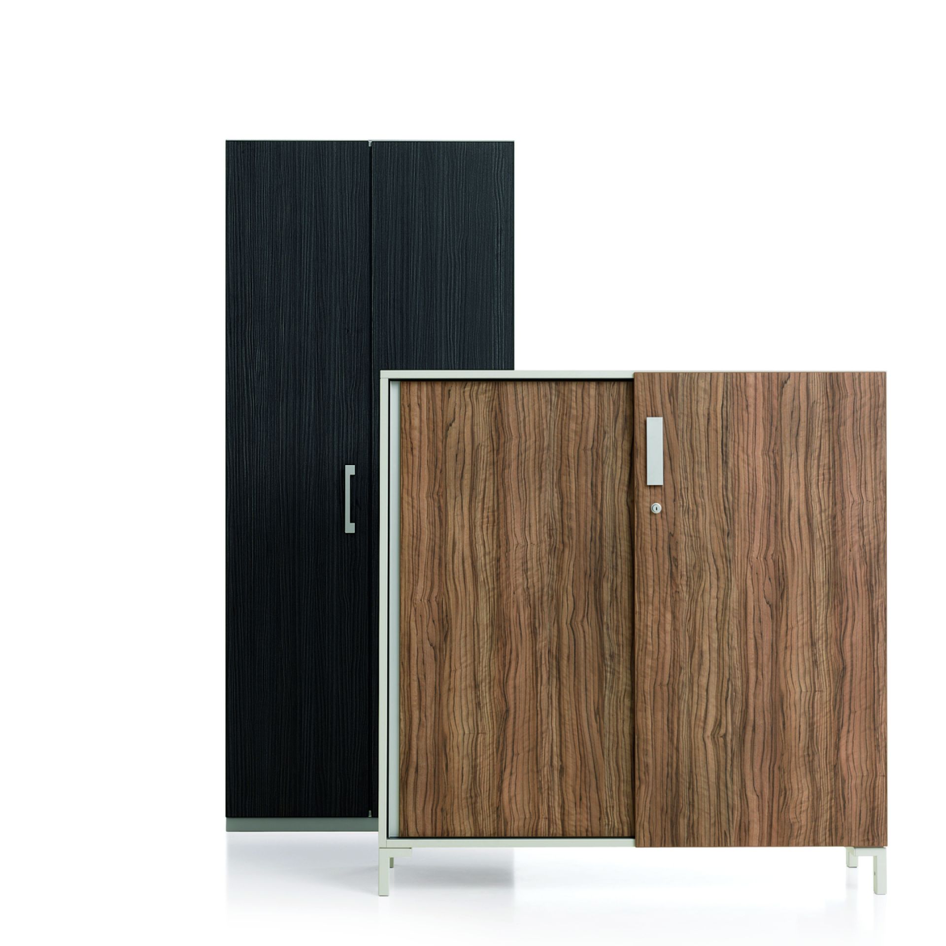 Steelcase Share It Schrank mit Schiebetüren in Holzoptik und schwarzem Büroschrank.