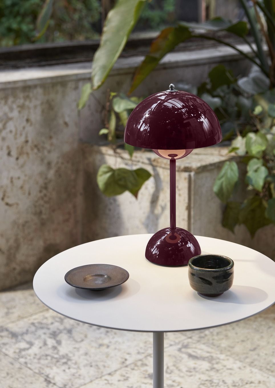 Flowerpot VP9 Portable Battery lamp / Table lamp with USB AndTradition Dark plum
