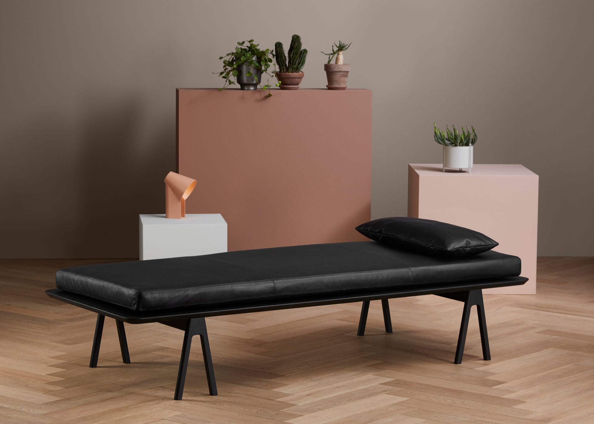 Level Daybed White/Black Woud
