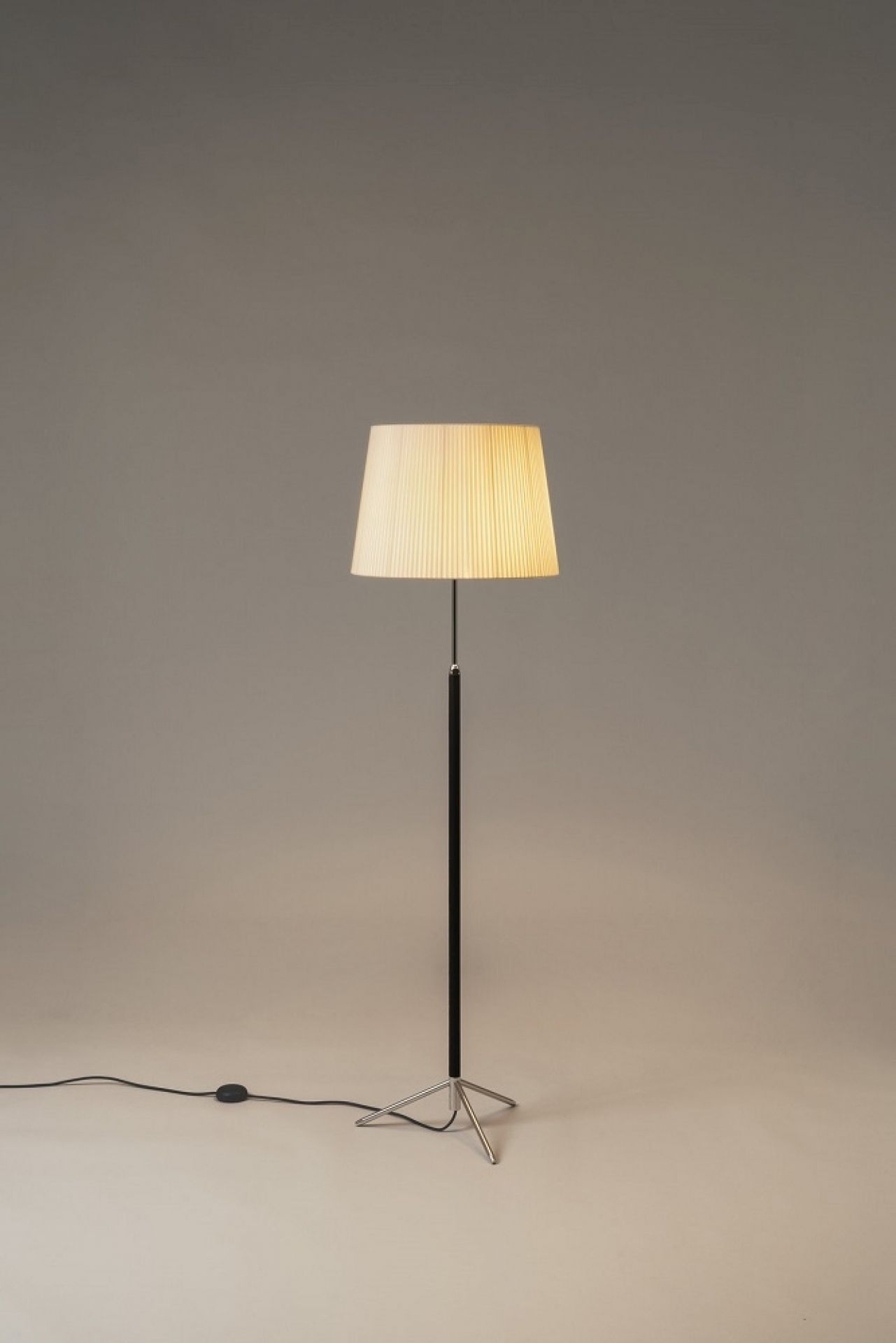Pie de Salon Floor lamp Santa & Cole