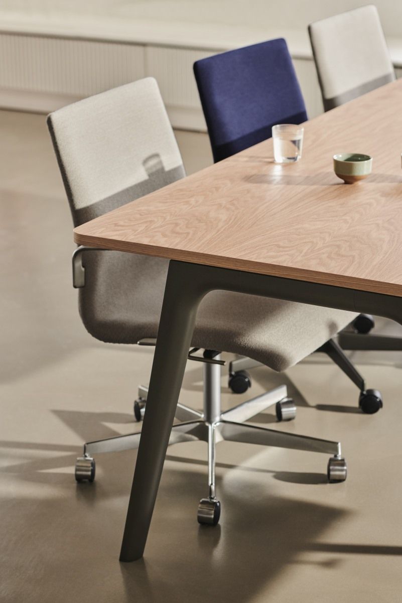 Pluralis table Fritz Hansen