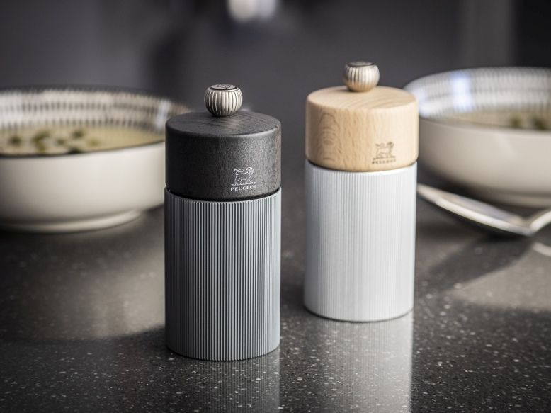 Peugeot Line Salzmühle aus Aluminium und Holz, 12 cm hoch, in Natur und Anthrazit.