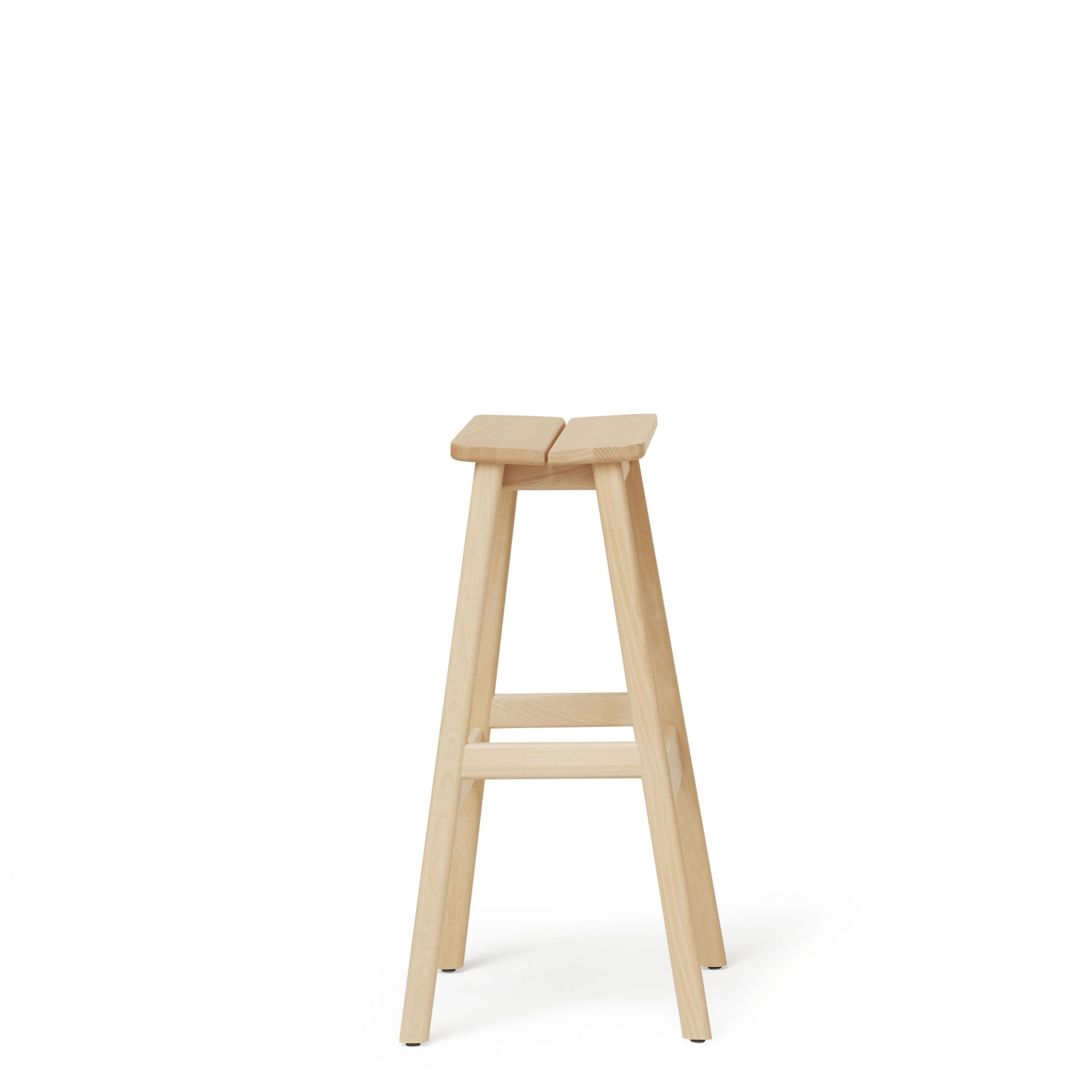 Angle Barhocker von Form & Refine, skandinavisches Design, Holz, minimalistisch, für Küche oder Bar.
