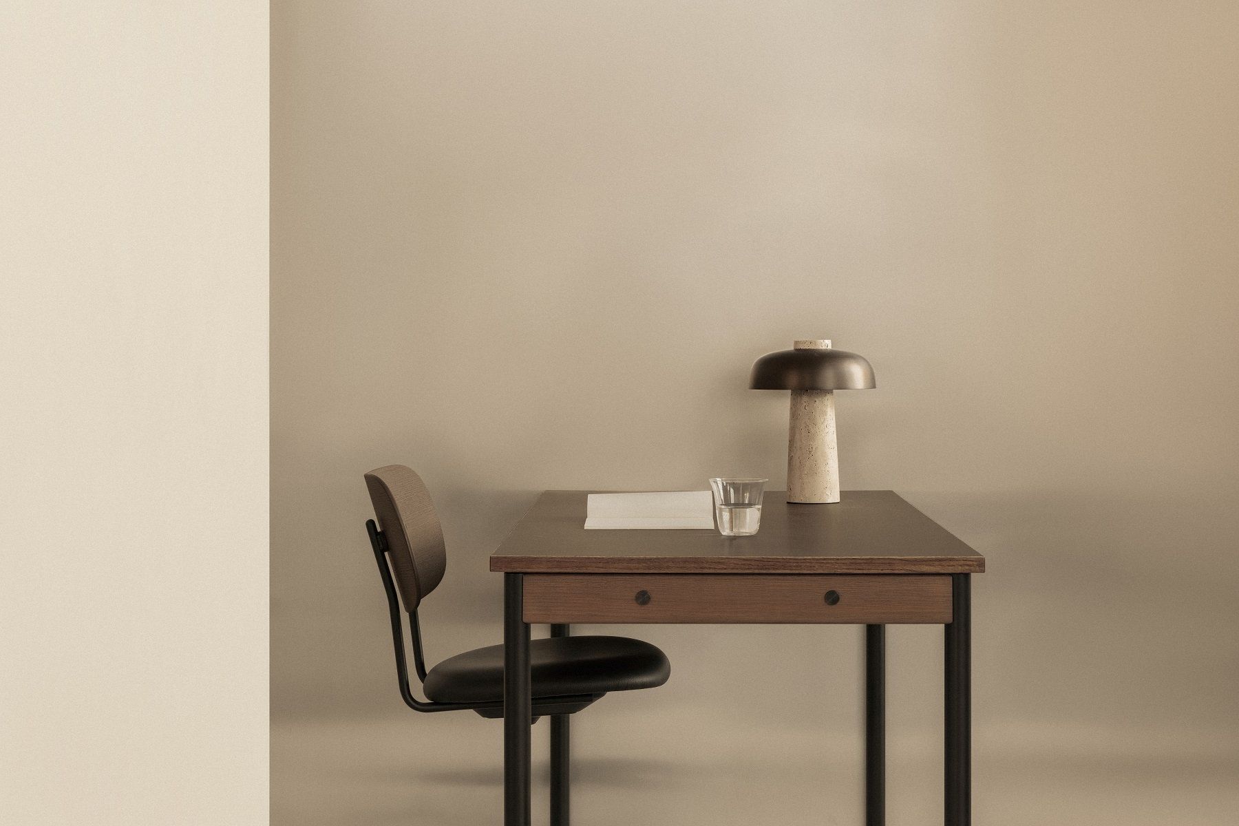 Audo Copenhagen Co Task Chair Bürostuhl am Schreibtisch mit Lampe und Wasserglas.