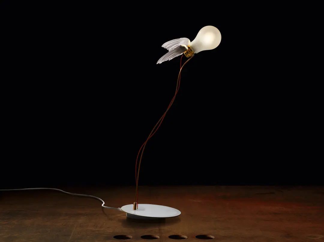 Flos Luceplan Tischleuchte mit Flügeln, dekorative Designlampe aus Glühbirne und Federn für Nachttisch.