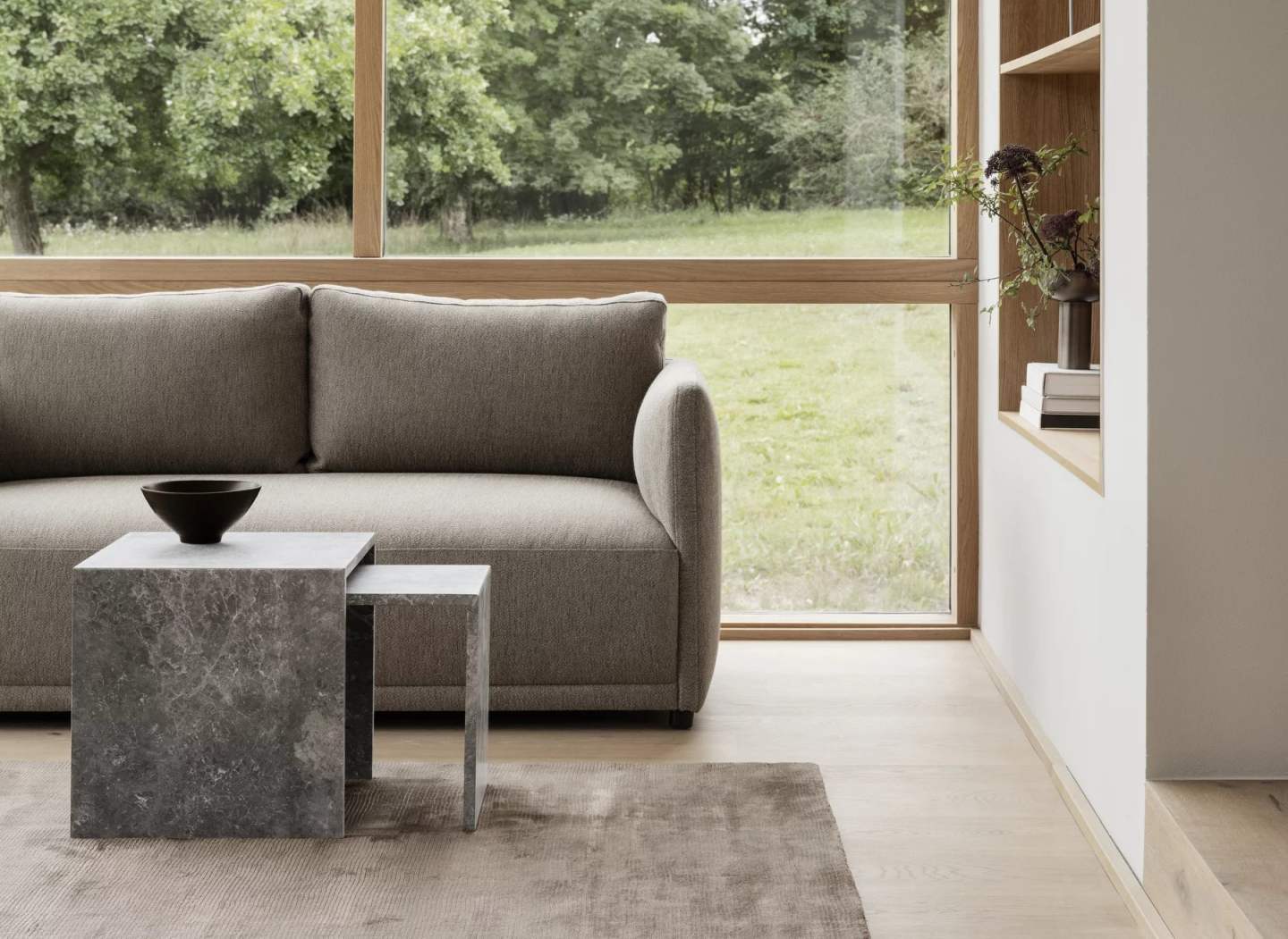 Blomus Visca Rug Teppich in Beige im Wohnzimmer mit Sofa und Beistelltischen.