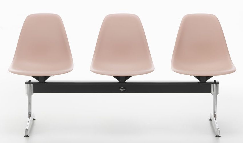 Eames Plastic Side Chair RE on traverse Vitra 